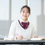 塾で勉強する高校生