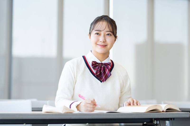 塾で勉強する高校生