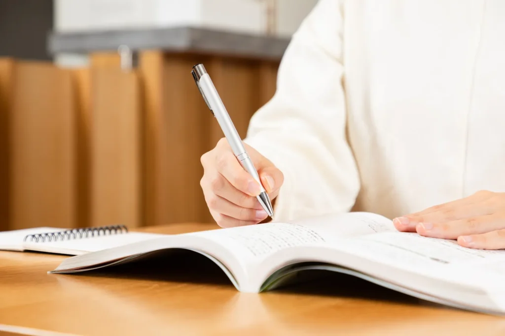 勉強する受験生